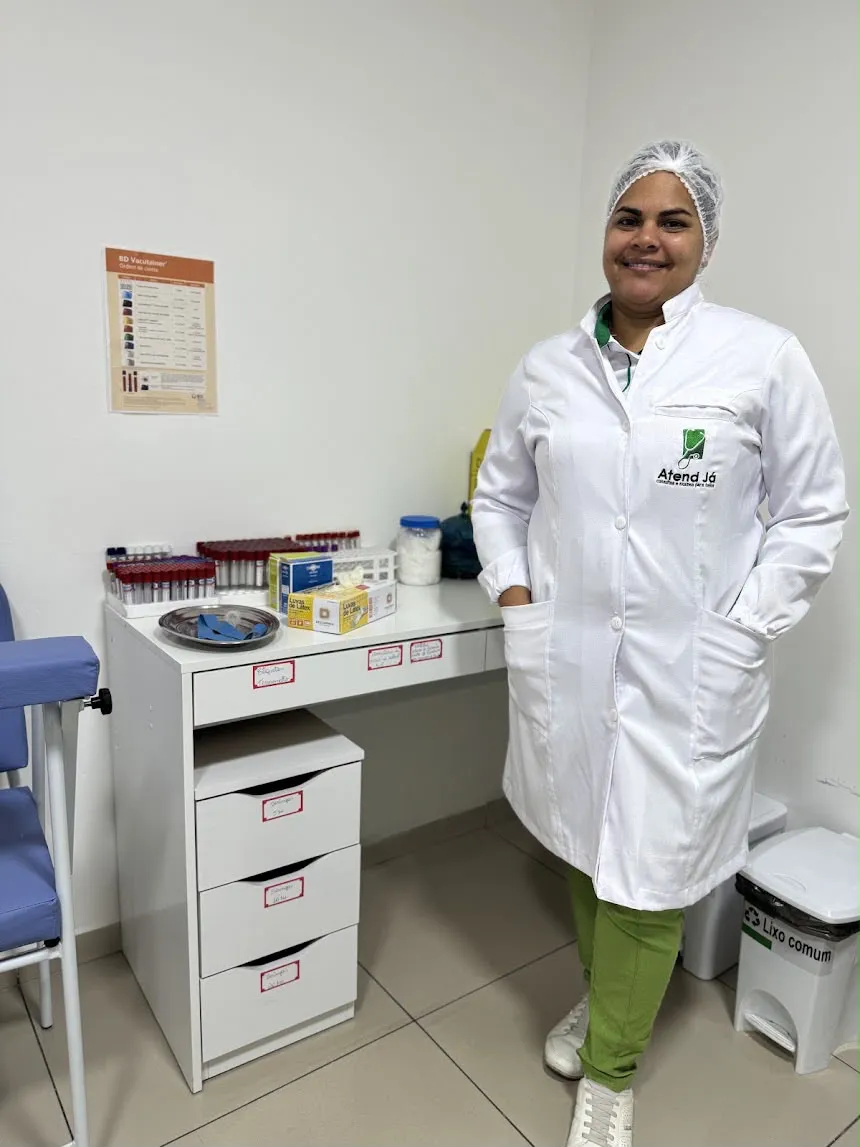Profissional do laboratório da Atend Já em Maceió